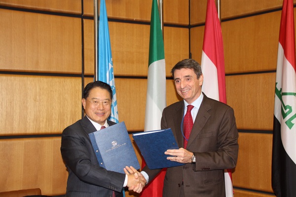 Il DG UNIDO, Li Yong e il Rappresentante dell'Italia presso le Organizzazioni Internazionali, Amb. Alessandro Cortese.