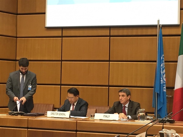 Firma degli accordi - Il DG UNIDO, Li Yong e il Rappresentante Permanente d'Italia, Amb. Alessandro Cortese.