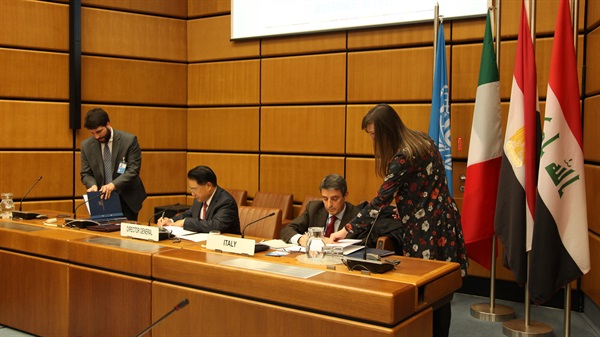 Firma degli accordi - Il DG UNIDO, Li Yong e il Rappresentante Permanente d'Italia, Amb. Alessandro Cortese.