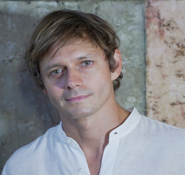 Giulio Xhaët, divulgatore e consulente e autore di #Contaminati: Connessioni tra discipline, saperi e culture.
