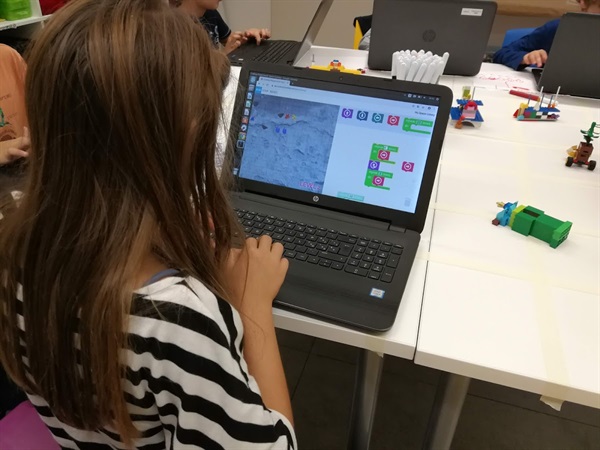 Desk Codemotion Kids - Codemotion Kids! a Maker Faire 2020: 
dall’11 al 13 dicembre tante attività digitali per tutti i bambini,
per imparare a creare videogiochi o dare forma a oggetti 3D in modo semplice e intuitivo, attraverso strumenti gratuiti e