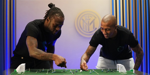 Victor Moses e Ashley Young con la maglietta con  la felpa Inter Not for Everyone Limited Edition