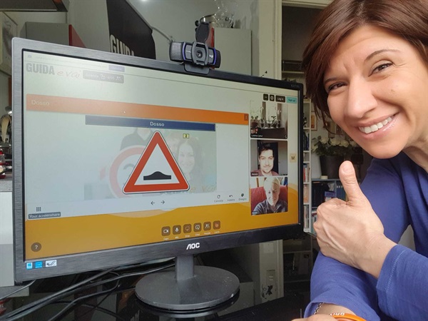 Progetto Fermati Ma Formati di Guida e Vai. Nella foto Lorena Giammito, proprietaria dell'Autoscuola Jolanda di Torino, partner del gruppo Guida e Vai.