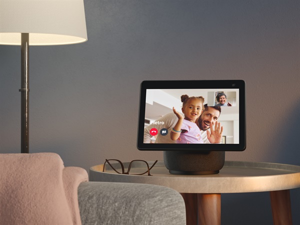 Echo Show 10 antracite - foto ambientata