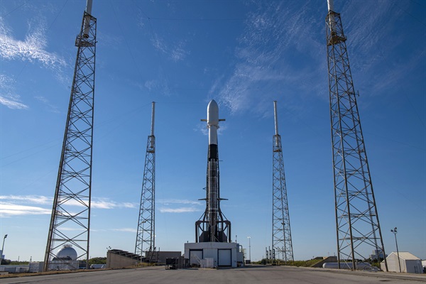 Falcon9 rocket_vertical.jpg