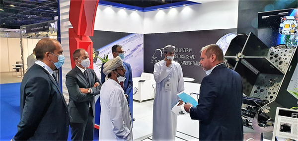 Luca Rossettini, D-Orbit CEO, and Ammar Al Rawahi, Director of Astro and Space Technologies at ETCO, sign the agreement in the presence of Giorgio Saccoccia, President of the Italian Space Agency, and Dr. Saoud Al
Shoaili, Head of the National Space 