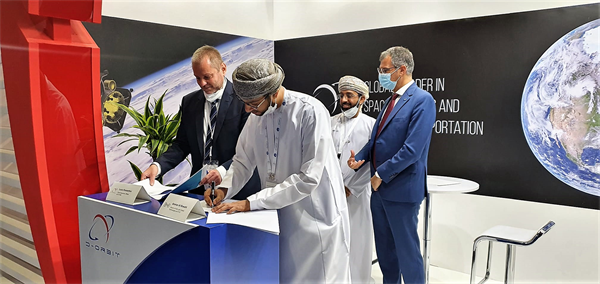 Luca Rossettini, CEO di D-Orbit, e Ammar Al Rawahi, Direttore di Astro and Space Technologies presso ETCO siglano l'accordo alla presenza di Giorgio Saccoccia, Presidente dell'Agenzia Spaziale Italiana (ASI), e del Dr. Saoud Al Shoaili, a capo del 