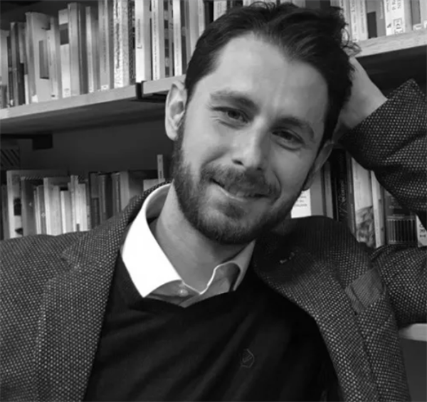 Filippo Losito, scrittore, autore, registra torinese e autore del “Corso di scrittura umoristica” di Feltrinelli Education 