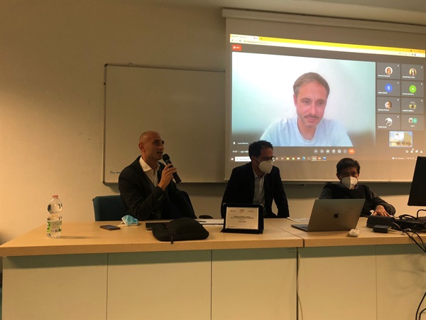 Premiazione di Luca Rovere con Gabriele Piaggi, HR Director di intarget, Giuseppe Segreto, PhD

Università degli Studi di Siena e Maurizio Masini, Direttore del Master in Comunicazione d’impresa dell’Università di Siena
