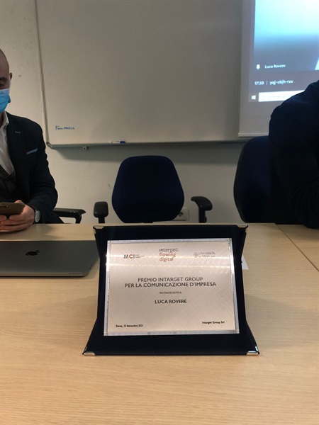 Targa con il riconoscimento del premio “intarget per la comunicazione d’impresa”.