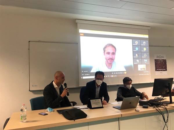 Premiazione di Luca Rovere con Gabriele Piaggi, HR Director di intarget, Giuseppe Segreto,  PhD

Università degli Studi di Siena e Maurizio Masini, Direttore del Master in Comunicazione d’impresa dell’Università di Siena