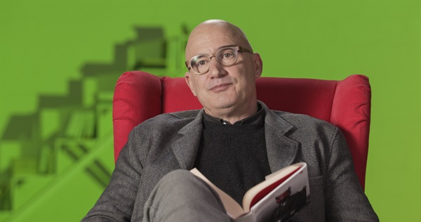 Giacomo Papi, autore delle Lezioni d'Autore di Feltrinelli Education dal titolo “Leggere e scrivere la satira: una guida