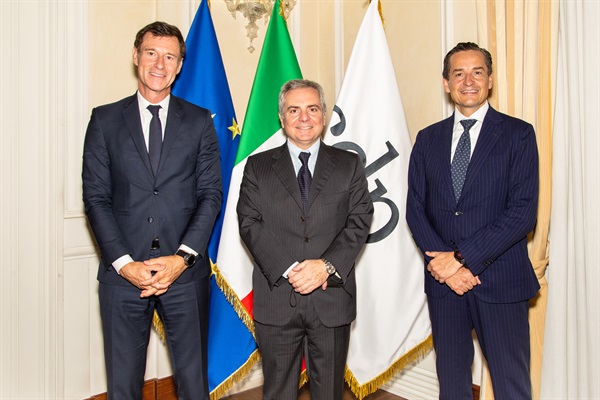 Da sinistra: Alain Godard (AD di FEI), Dario Scannapieco (AD di Cassa Depositi e Prestiti) e Enrico Resmini (AD di CDP Venture Capital)