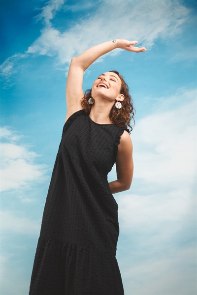 Abito Elicriso in cotone Auromira – India, 80€ Orecchini intreccio ottone argento Manjeen – India, 23€ .jpeg