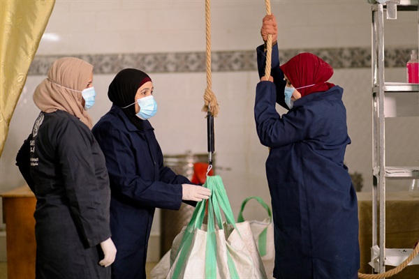 Lavorazione, crediti:  foto Archivio Altromercato 