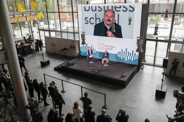 Sul palco della 24ORE Business School di Milano Oscar Farinetti, Fondatore di Eataly