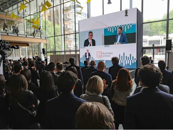 Sul palco della 24ORE Business School di Milano Filippo Solibello e Matteo Caccia, conduttori dell'inaugurazione