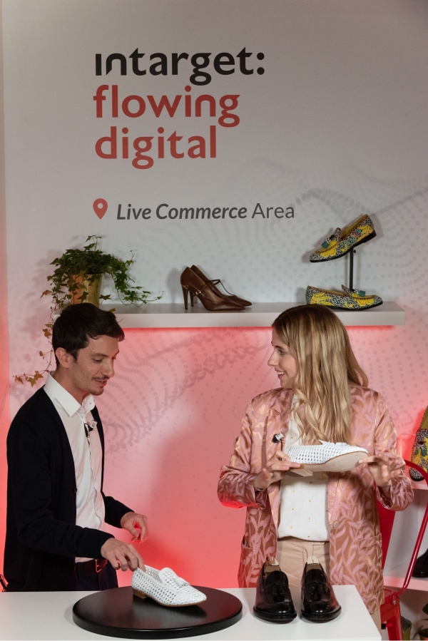 Prove di Live Commerce allo stand intarget al Netcomm Forum 2022