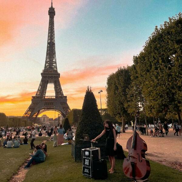 LOTTA-quadrato-contrabbasso-detonazione-carlotta-sarina-parigi-tour-eiffel.jpeg