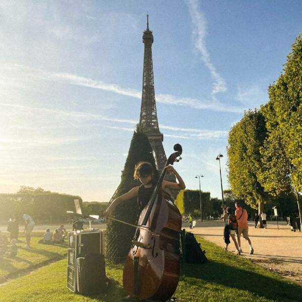 LOTTA-quadrato-lotta-contrabbasso-tour-eiffel-parigi-detonazione-carlotta-sarina.jpeg
