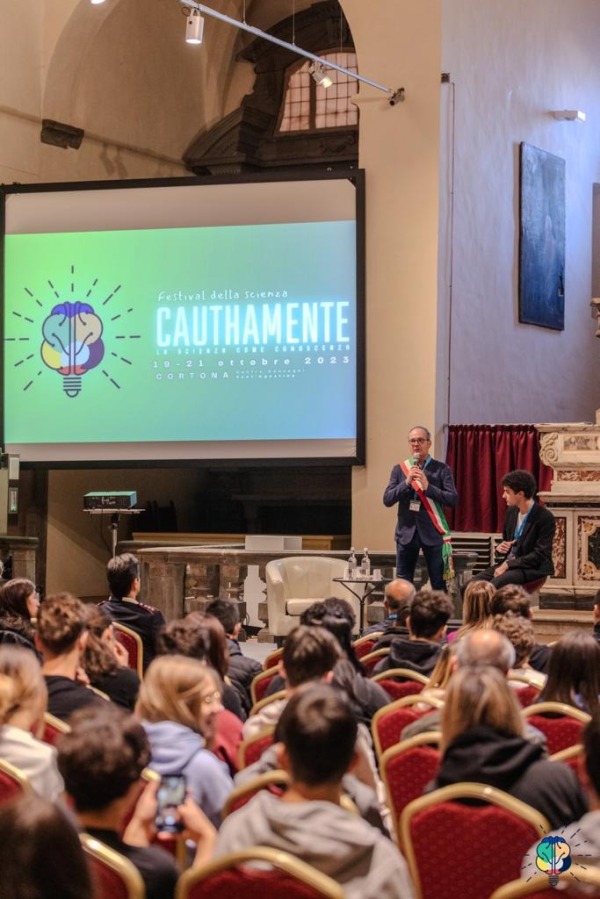 Il Sindaco di Cortona Luciano Meoni inaugura il Festival della Scienza Cauthamente