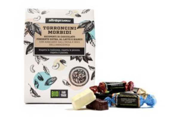 TORRONCINI MORBIDI RICOPERTI CON CIOCCOLATO AL LATTE, FONDENTE E BIANCOCON NOCI DELL'AMAZZONIA, ANACARDI E MIELE