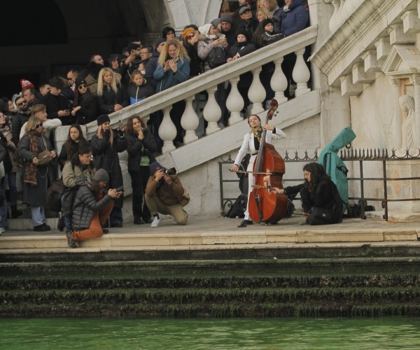 Lotta, artista climatica, suona a Venezia durante l'azione di Extinction Rebellion