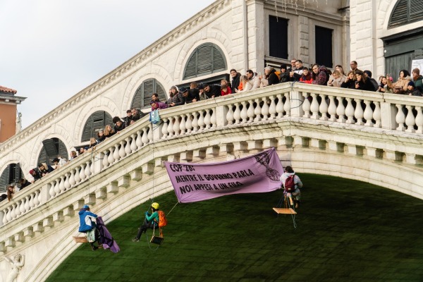I ragni appesi al ponte di Rialto durante l'azione di extinction rebellion