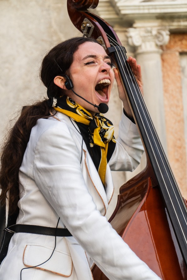 Lotta, artista climatica, suona a Venezia durante l'azione di Extinction Rebellion