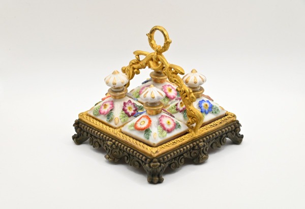 Vassoio in legno dorato,velluto rosso e bronzo contenente quattro flaconi in porcellana con fiori applicati, stile Vieux Paris.   (Francia, 1880 c. flaconi 4 cm)