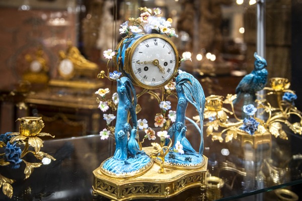 Orologio epoca Luigi XV in bronzo e porcellana