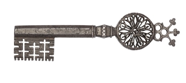 Chiave da forziere. Italia. “Veneziana”. XVI Secolo.
Caratteristiche tecniche - Femmina. Ferro forgiato e scolpito. Cm. 14. Impugnatura: rotonda a lamelle “a rosone” a otto doppi settori, importante corona superiore a motivo fitomorfo con tre fori ed incisioni. Ageminatura circonferenziale della impugnatura in argento a disegno geometrico. Capitello: a parallelepipedo convesso tra cornici, con ageminatura centrale in argento a disegno geometrico a richiamo del motivo sulla impugnatura. Canna: rastremata a sezione esterna ottagonale ed interna cilindrica. Ingegno: a quattro ranghi con incisioni, pertugi maestri con intagli, intagli sopra e sotto, fronte arrotondato con dodici denti.