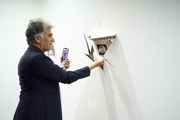 La performance artistica a MIA Photo Fair 2024