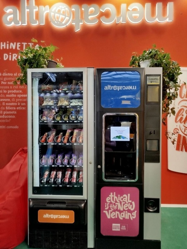 Distributori automatici di ultima generazione brandizzati Altromercato con video racconti dell'origine dei prodotti e della filiera equa