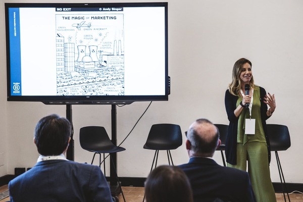 Giulia Detomati tiene uno speech