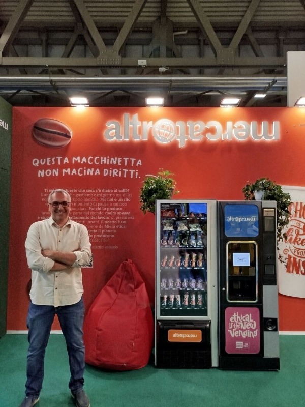 Luca Sarnacchiaro davanti ai Distributori automatici di ultima generazione brandizzati Altromercato 