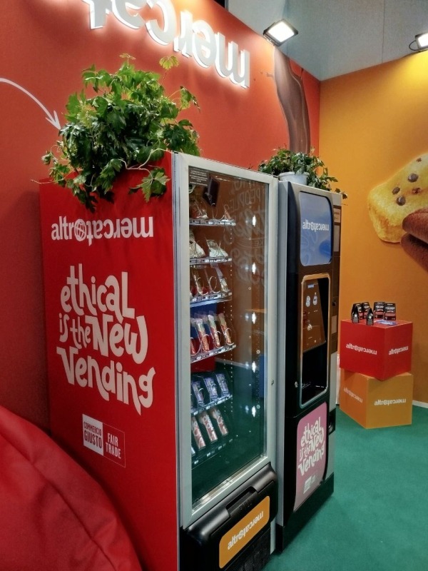 Distributori automatici di ultima generazione brandizzati Altromercato con video racconti dell'origine dei prodotti e della filiera equa