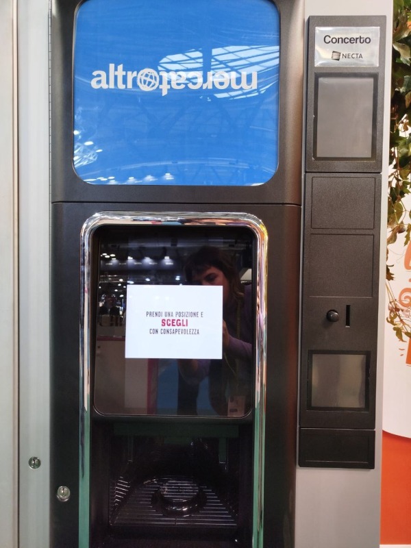 Distributori automatici di ultima generazione brandizzati Altromercato con video racconti dell'origine dei prodotti e della filiera equa