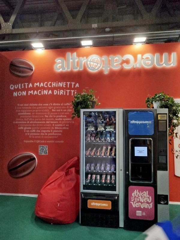 Distributori automatici di ultima generazione brandizzati Altromercato con video racconti dell'origine dei prodotti e della filiera equa