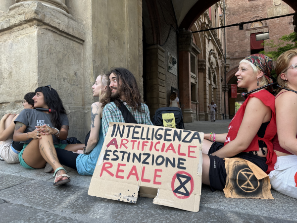 XR manifesta di fronte al comune di Bologna, piazza Maggiore