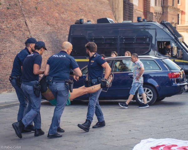 Sgombero da parte della questura