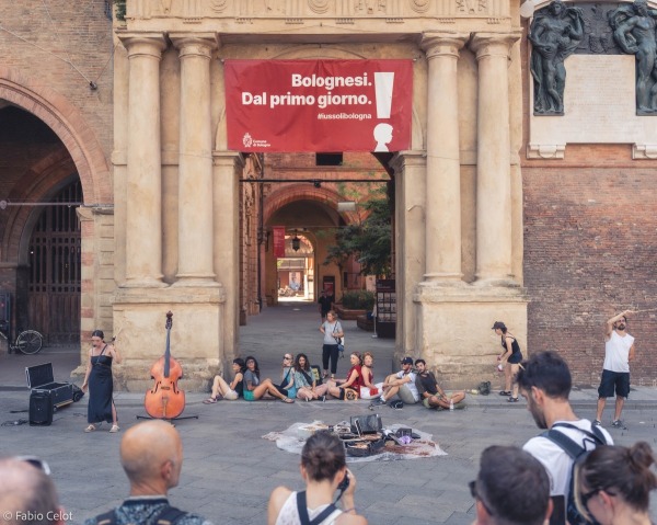 XR manifesta di fronte al comune di Bologna, piazza Maggiore