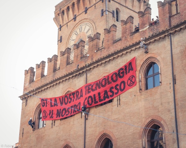 XR manifesta di fronte al comune di Bologna, piazza Maggiore