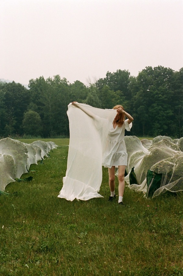 From the series Merci pour ton agréable visite, les jolies fleurs et les délicieuses fraises © Sarah Boutin