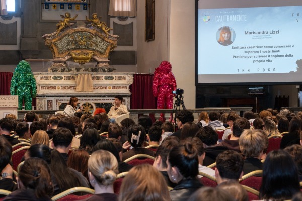 Scrittura creatrice: come conoscere e superare i nostri limiti. Pratiche per scrivere il copione della propria vita
Cauthamente | Marisandra Lizzi in dialogo con Iacopo Mancini | Credito fotografico: @filippomeoni_11