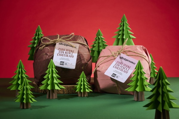 PANETTONE CON RUM E GOCCE DI CIOCCOLATO e PANETTONE CON PESCA CANDITA E GOCCE DI CIOCCOLATO
