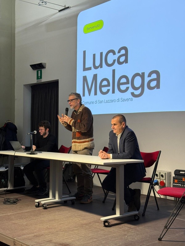 Momento dell'evento presso la Mediateca di San Lazzaro di Savena (BO)
Interviene Luca Melega - l’Assessore con deleghe allo Sport, Energia, Mobilità sostenibile e Trasporti, Manutenzione.