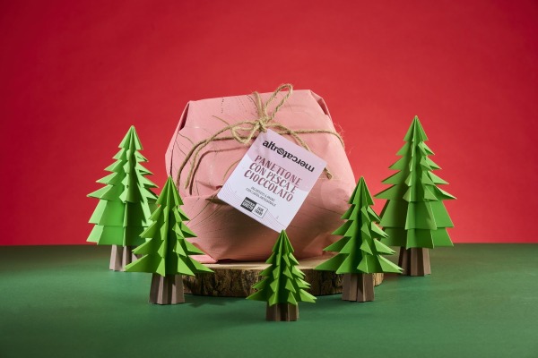 PANETTONE CON PESCA CANDITA E GOCCE DI CIOCCOLATO 
