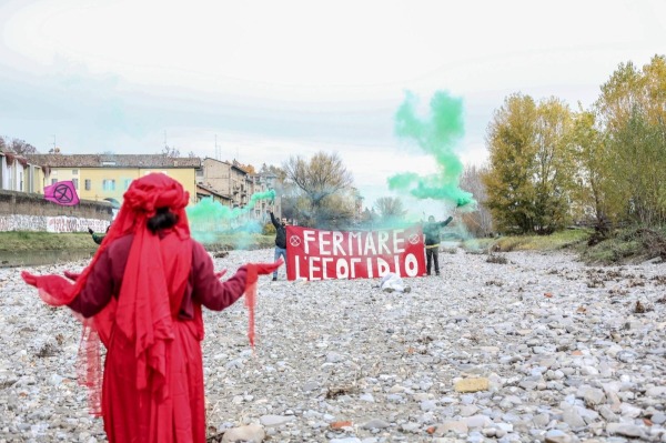 Extinction Rebellion: fiumi verdi a Parma | Crediti giornalistici Riccardo Cavallotti