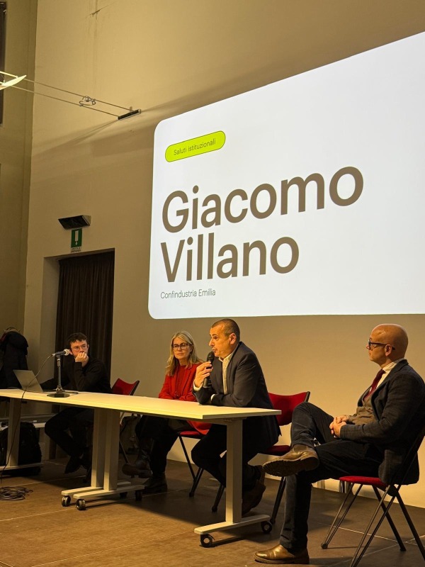 Momento dell'evento presso la Mediateca di San Lazzaro di Savena (BO)
Interviene Giacomo Villano -  Confindustria Emilia
